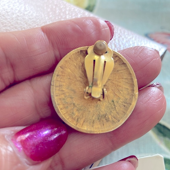 Ancient Gold Lioness Vintage Earrings - Picture 4 of 5